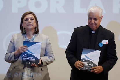 Xóchitl Gálvez y el presidente del Episcopado Mexicano, Rogelio Cabrera, durante la firma del compromiso por la paz, en Ciudad de México, el 11 de marzo.