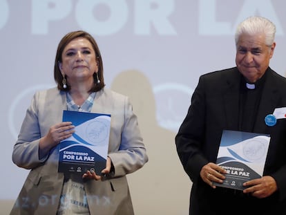 Xóchitl Gálvez y el presidente del Episcopado Mexicano, Rogelio Cabrera, durante la firma del compromiso por la paz, en Ciudad de México, el 11 de marzo.