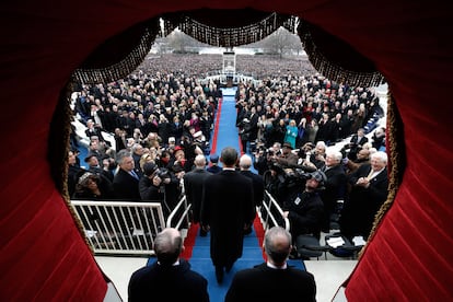 Obama se dirige al estrado situado en El Capitolio.