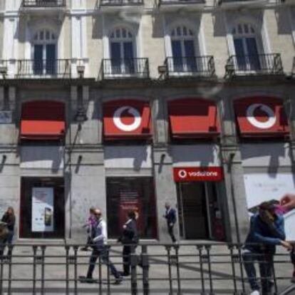 Tienda de Vodafone en Madrid. Vodafone provisionó 1.100 millones por el deterioro de su filial española