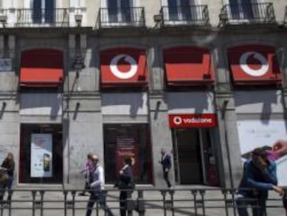 Tienda de Vodafone en Madrid. Vodafone provisionó 1.100 millones por el deterioro de su filial española