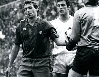 Quini (i) y Cortés en el partido entre el Real Madrid y el Barcelona en la temporada 1981-1982, en el Santiago Bernabeu.