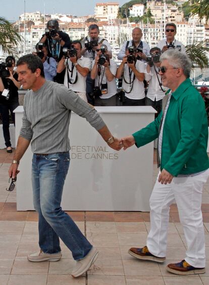 Antonio Banderas lleva a Pedro Almodovar de la mano ante los fotógrafos. Hacía 21 años, desde Átame, que el actor y el director no trabajaban juntos.