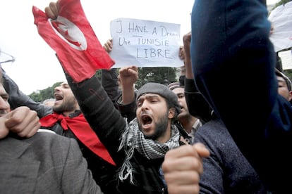 Un manifestante sostiene una pancarta que dice 'Tengo un sueño, Túnez libre' durante una protesta en enero de 2011.