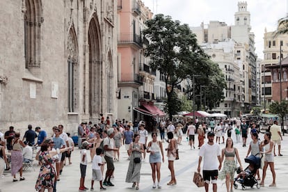 Reurbanización del entorno de la Lonja, a la izquierda, y del Mercado Central.  