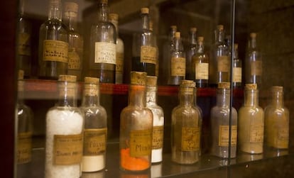 Frascos originales de medicinas producidas en el monasterio.