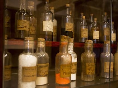 Frascos originales de medicinas producidas en el monasterio.