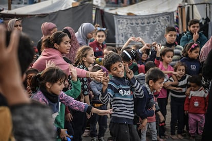 Un grupo de niños se divierte durante una actuación de voluntarios en un colegio de la UNRWA en Jan Yunis, el 26 de noviembre de 2023.