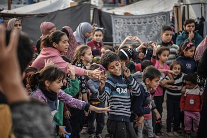 Un grupo de niños se divierte durante una actuación de voluntarios en un colegio de la UNRWA en Jan Yunis, el 26 de noviembre de 2023. 