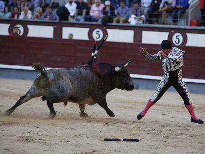 Banderillas negras para el cuarto toro porque no ha podido ser picado.