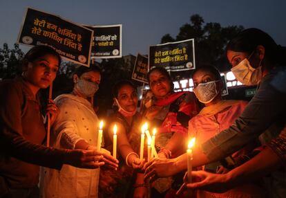Protesta por la violación y asesinato de una empleada de Defensa Civil de 21 años en Nueva Delhi, India, en 2021. 