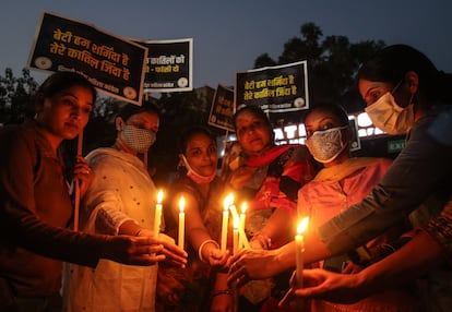 Protesta por la violación y asesinato de una empleada de Defensa Civil de 21 años en Nueva Delhi, India, en 2021. 