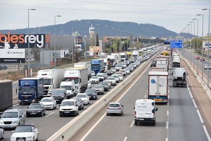 Decenas de camiones taponan la entrada a Madrid por la A-2 durante el paro del transporte en marzo de 2022.