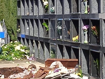 Uno de los nichos profanados en el cementerio de Castiñeiras (Ribeira, A Coruña).