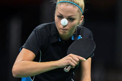 Tetyana Bilenko, de Ucrania, fija sus ojos en la pelota de ping-pong durante el partido en el Estadio de Riocentro, en Río de Janeiro.