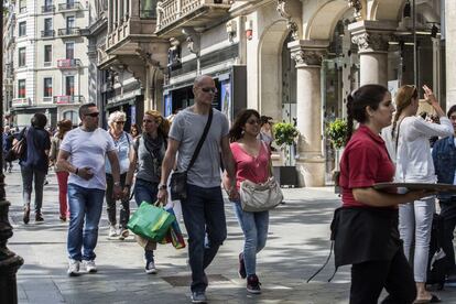 Tiendas abiertas en el paseo de Gràcia.