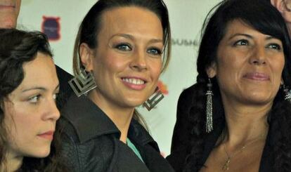 Las cantantes Natalia Lafourcade, Fey y Lila Downs en el acto 'Voces por México'.