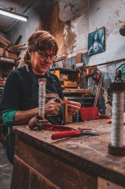 Una de las cuatro artesanos que trabajan en el taller haciendo cepillos y escobas a mano.