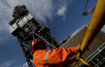 Un trabajador petrolero de Pemex.
