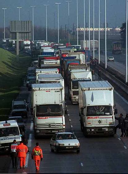 Filas de camiones bloquean la autopista al norte de París.