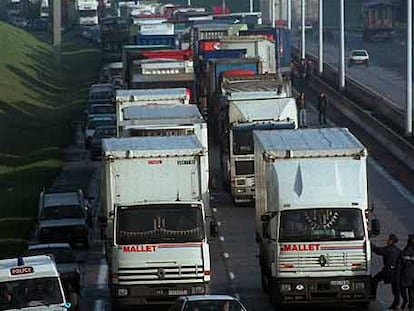 Filas de camiones bloquean la autopista al norte de París.