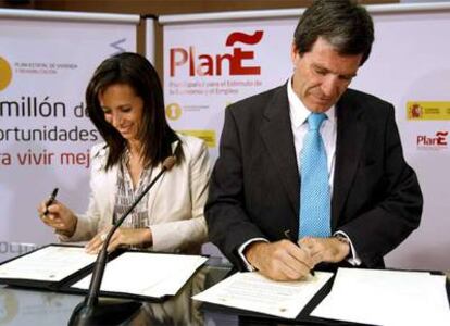 La ministra de Vivienda, Beatriz Corredor, firma el convenio por el que el ICO avalará el 50% de las hipotecas para comprar VPO junto al presidente de este organismo, Aurelio Martínez.