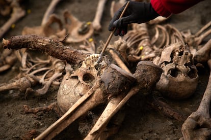 Laura Gutiérrez, antropóloga forense, durante una intervención en uno de los diez cuerpos encontrados maniatados en la fosa CE017 del Barranco de Viznar (Granada).
