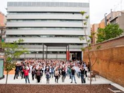 Investigadores del Centro Esther Koplowitz de Barcelona posan en el patio del edificio.