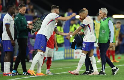 Moment in which Kylian Mbappé leaves the field of play after receiving a strong blow to the nose.