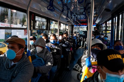 Un autobús del transporte público en Quito.