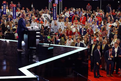 Sean O'Brien, presidente del sindicato Teamsters, se dirige a la convención republicana, el lunes por la noche en Milwaukee.