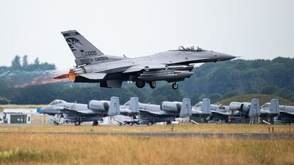 Un caza militar F-16 estadounidense en la base aérea alemana de Jagel.