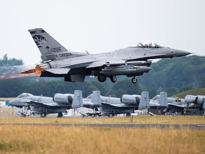 Un caza militar F-16 estadounidense en la base aérea alemana de Jagel.