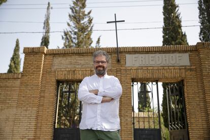 Sergio del Molino, en la entrada del Cementerio alemán, escenario de su última novela 'Los alemanes'.