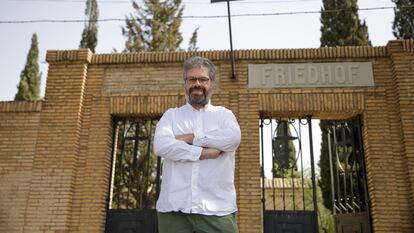 Sergio del Molino, en la entrada del Cementerio alemán, escenario de su última novela 'Los alemanes'.