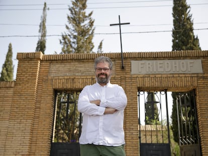 Sergio del Molino, en la entrada del Cementerio alemán, escenario de su última novela 'Los alemanes'.