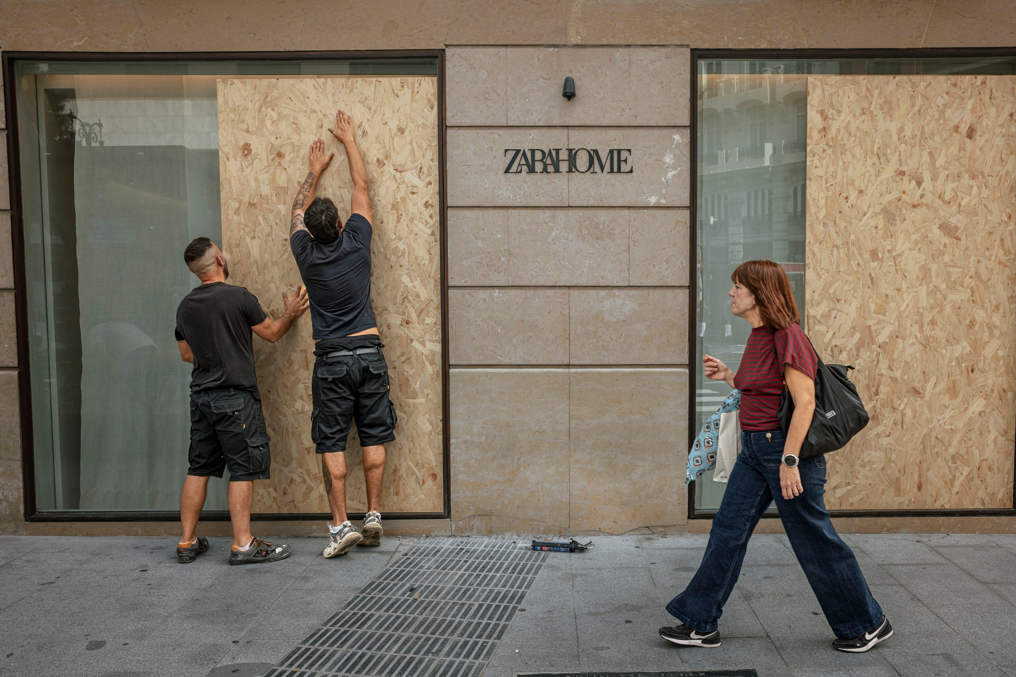 Los comercios del centro de València comienzan este viernes a proteger sus escaparates con tablones de madera ante la amenaza de posibles saqueos y disturbios que ha promocionado para la tarde de este sábado el canal 'Blocus Vlc'.
