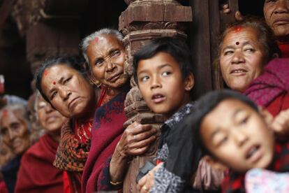 Creyentes nepalíes durante el festival Biska Jatra en Bhaktapur (Nepal).