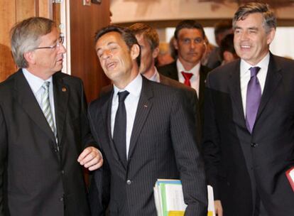 El presidente francés, Nicolás Sarkozy, y el primer ministro británico, Gordon Brown (der) y el de Luxemburgo, Jean-Claude Junker a su llegada a la cumbre