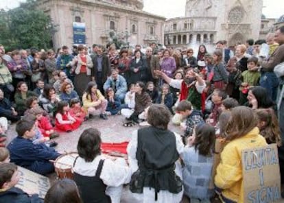 Fiesta de ayer en Valencia para iniciar la campaña de recogida de firmas para proteger por ley la huerta valenciana.