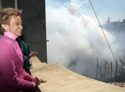 La vicepresidenta del Gobierno asiste a una <i>mascletà</i> desde el balcón del Ateneo.