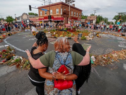 People join arms during a reconciliation revival, part of an event to mark Juneteenth, in Minneapolis (Minnesota), on June 19, 2020.