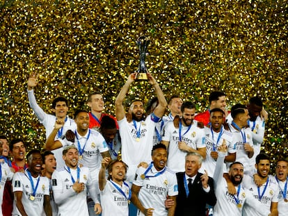 Karim Benzema levanta junto a sus compañeros el título de campeones del Mundial de Clubes.