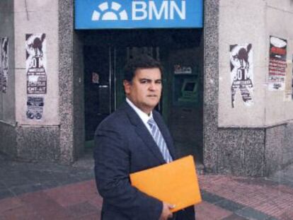 Luis Miguel Menc&iacute;a, el hombre que ha denunciado al Banco Mare Nostrum por coacciones, frente a una oficina de la entidad. 