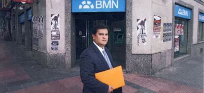 Luis Miguel Mencía, el hombre que ha denunciado al Banco Mare Nostrum por coacciones, frente a una oficina de la entidad.