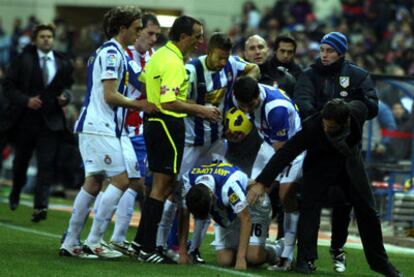 Quique Flores (a la derecha) intenta que Javi López no entre en el rectángulo de juego.