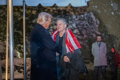 Trump sale a recibir en la Casa Blanca a Mark Fogel, ciudadano estadounidense liberado este martes por Rusia.