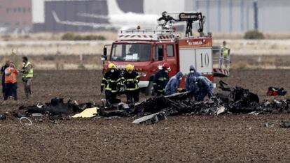 Los restos del F-18, tras el accidente en Torrejón.