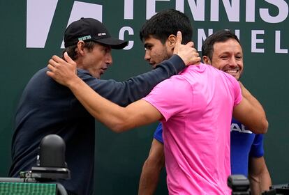 Alcaraz celebra con su entrenador, Juan Carlos Ferrero (izquierda) y con su fisioterapeuta, Juanjo Moreno, tras ganar en Indian Wells.
