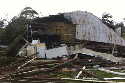 Los fuertes vientos con los que Yasi ha aterrizado en Queensland han provocado numerosos destrozos, pero ninguno de ellos de gran magnitud. En Tulli, los techos de una de cada tres casas han salido por los aires.